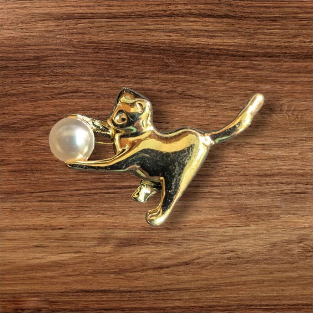 Gold-Tone Cat With‎ Faux Pearl Brooch Pin – Elegant Kitty Jewelry Collectible